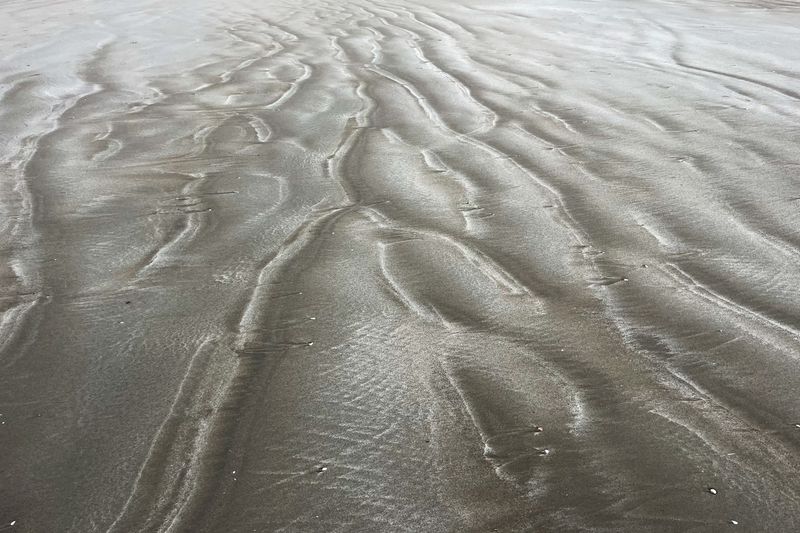 Traces de sable sur la plage de Saint Michel en Grèves