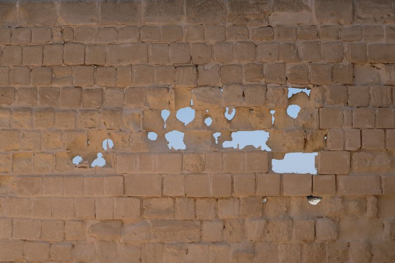 Mur abimé par le vent et la pluie à Favignana, Sicile